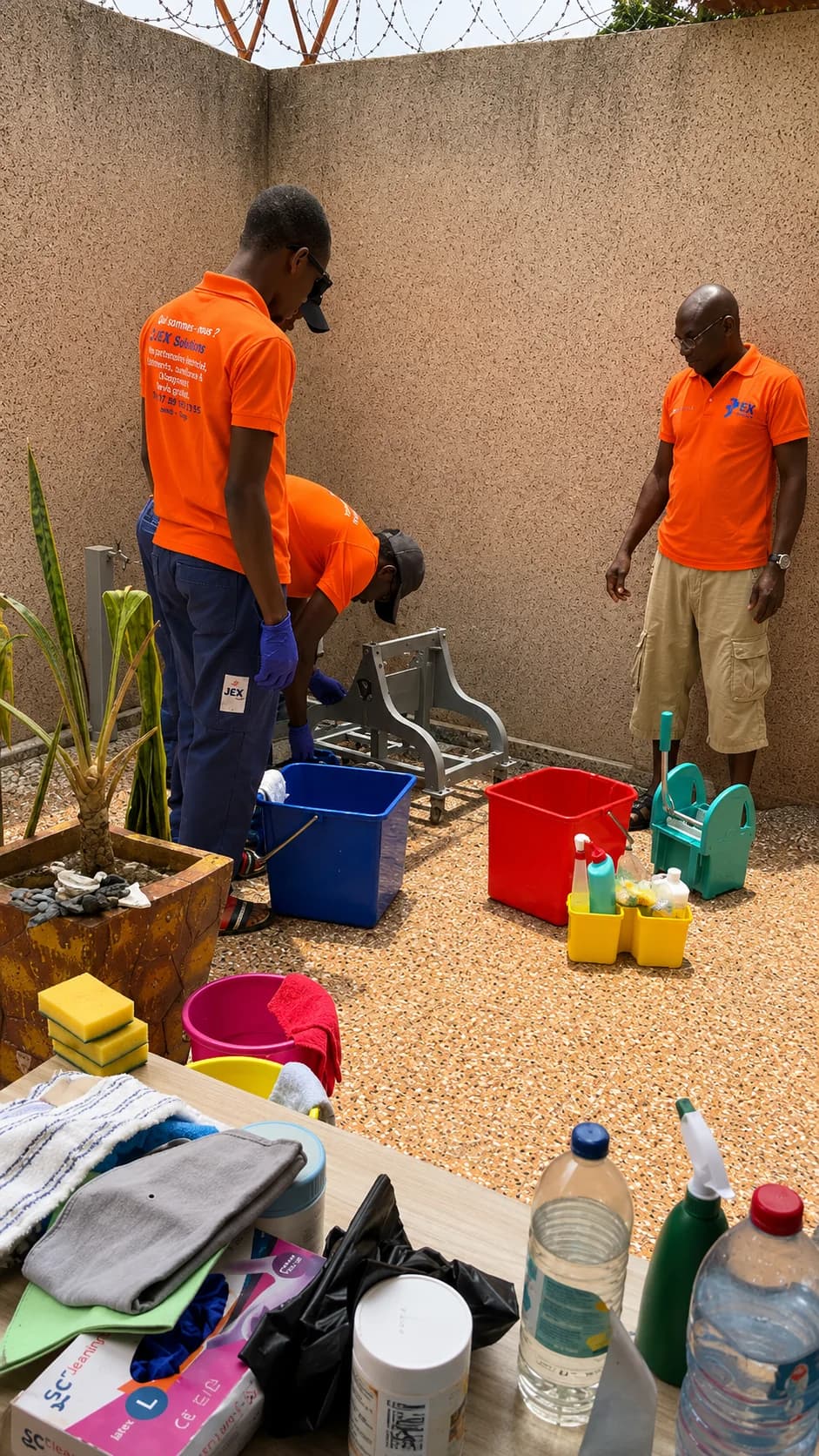 Équipe JEK Solutions en intervention d’entretien extérieur à Lomé