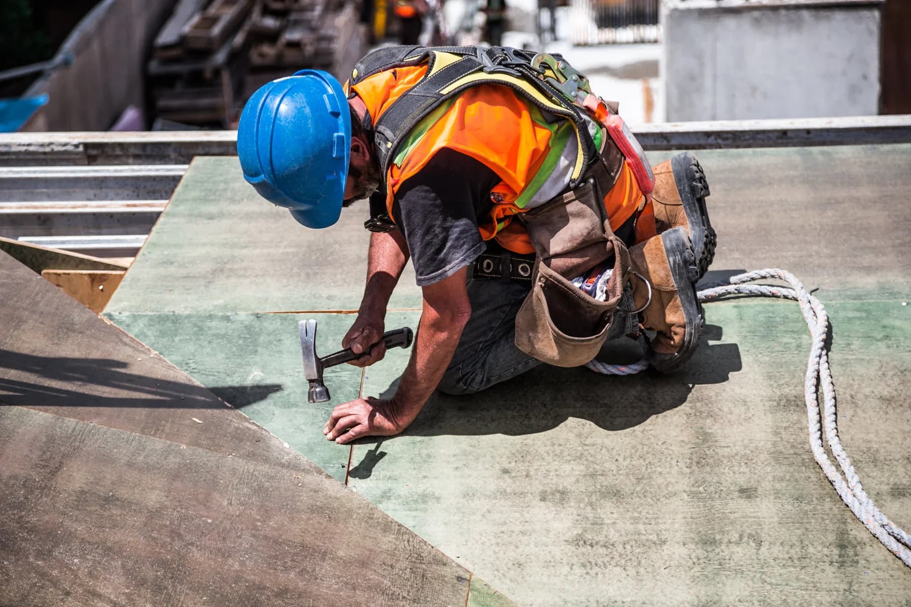 Professionnel du bâtiment en intervention sur un chantier